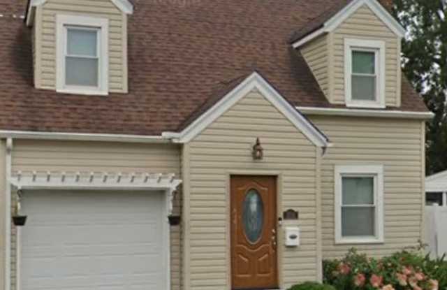 3 Bedroom, 2 Bath home in Bellemoor - 514 Essex Avenue, New Castle County, DE 19804