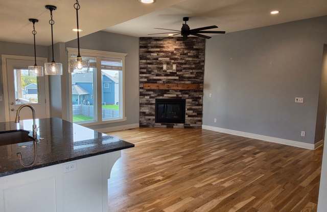 Stunning 4-bedroom, 3-bathroom, Split-Level Gallery 3