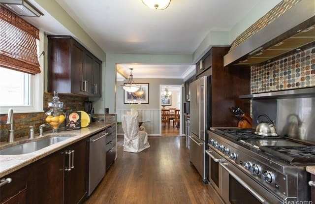 19451 ARGYLE Crescent Gallery 2