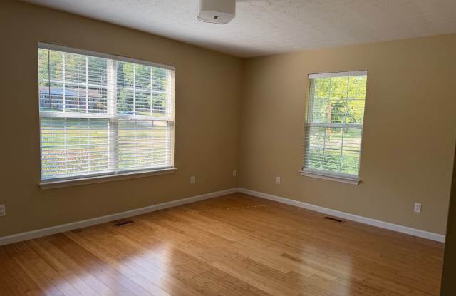 Knoxville 37909 - 2 Bedroom, 1 Bath Cottage Home - Contact Sharon Arnwine (865) 313-7215 Gallery 3