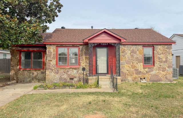 $500 OFF FIRST MONTHS RENT | Charming 3-Bed Near OU. photos photos