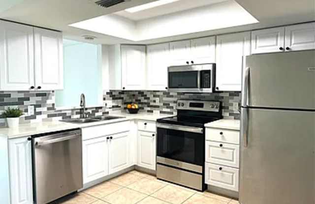 Spacious 2/1 duplex home in the Imperial Shores neighborhood photos photos