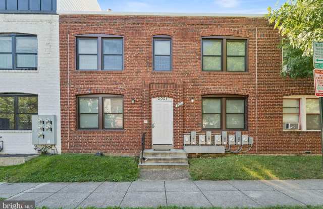 2021 E Street NE unit: 2 photos photos
