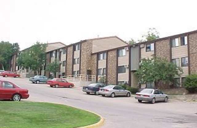 Benton Street 2 Bedroom Condominium - Just minutes away from UIHC - 810 Benton Drive, Iowa City, IA 52246