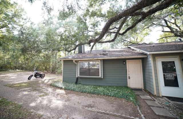 2/2 Townhome with large deck in great culdesac location - free half month rent - 1833 High Court, Tallahassee, FL 32304