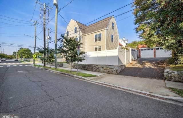 901 LAWRENCE Street NE photos photos