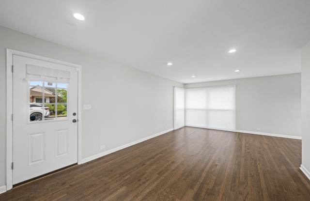Updated 3 bed ranch in Glenview South / CCSD 34 school districts! Gallery 3