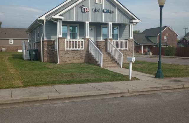 Adorable Little Blue House Close to Downtown! Gallery 3