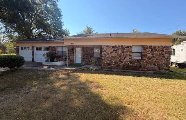 Discover this conveniently located 3-bedroom, 2-bathroom house in Russellville, AR photos photos