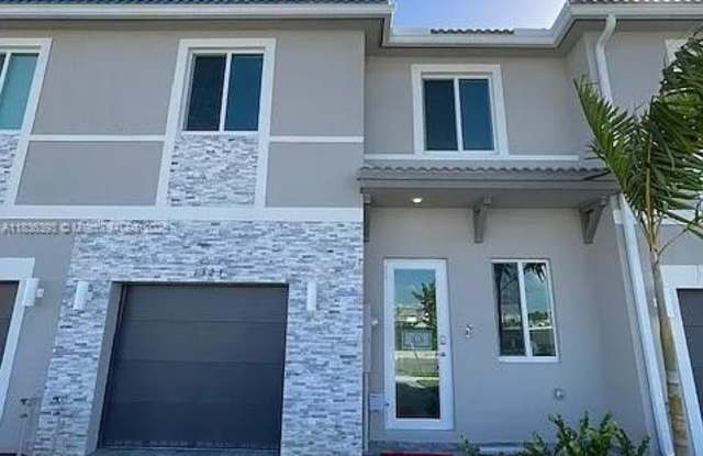 1323 SE 7th Ter photos photos