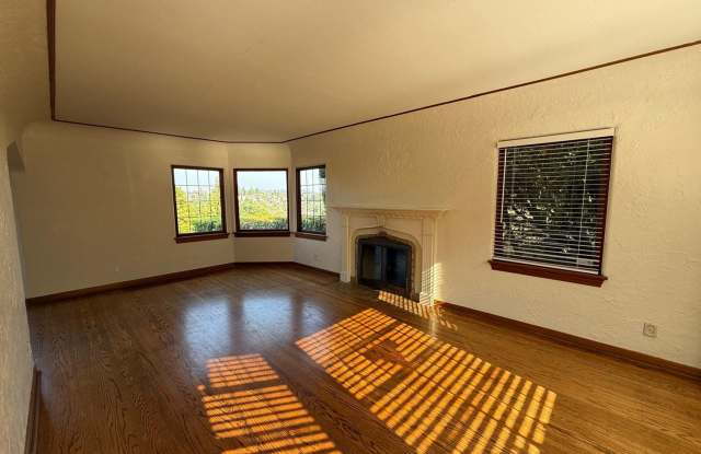 Amazing Magnolia 2 Bedroom + Den with Downtown Views Gallery 4