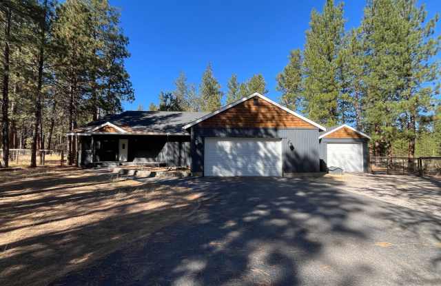 Spacious Beautiful 4-bed/3-bath on Full Acre lot in Crossroads! Gallery 1