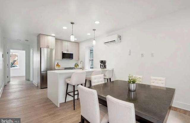 5043 SPRUCE Street unit: 3 photos photos