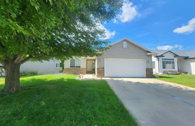 3Bd 2BA near Jefferson Highschool! - 1417 North Holbrook Avenue, Sioux Falls, SD 57107