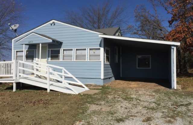 Cute 1 bedroom +office with 1 bath house in Washington County - 20504 West Highway 62, Washington County, AR 72744