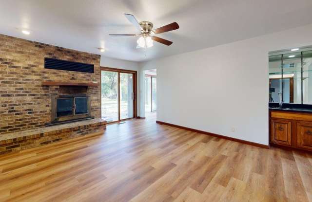 Beautiful Home in Established Neighborhood Gallery 3