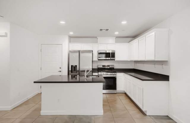 Stylish 3-Bedroom Townhome with Garage & Community Amenities! Gallery 4
