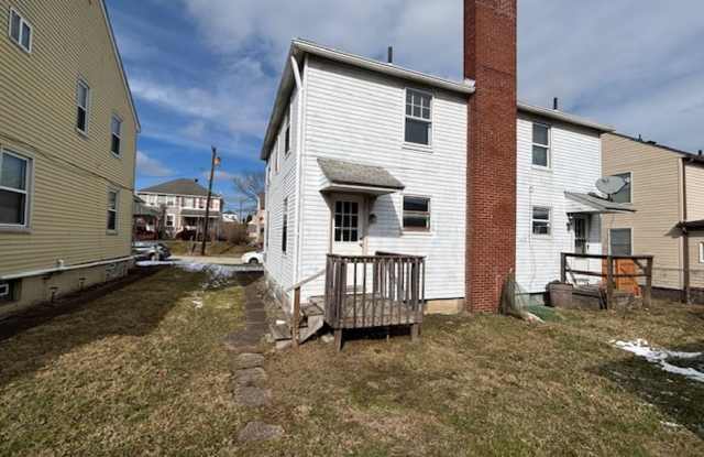 618 Farnsworth Ave. Clairton, PA 15025 2 bed/1 bath photos photos