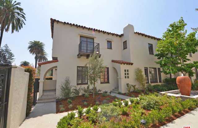 2275 North BEACHWOOD Drive Gallery 3