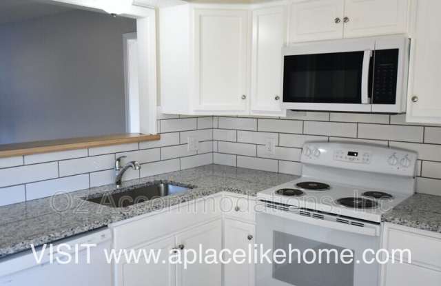 912 S Edgebrook St - 912 South Edgebrook Lane, Olathe, KS 66061