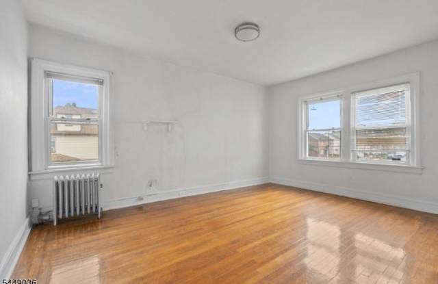 281 19Th Ave, 2nd flr Gallery 3