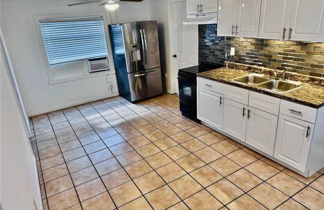 Charming 2BR Duplex in Bradenton - 620 25th Street West, Bradenton, FL 34205 Charming 2BR Duplex in Bradenton - 620 25th Street West, Bradenton, FL 34205