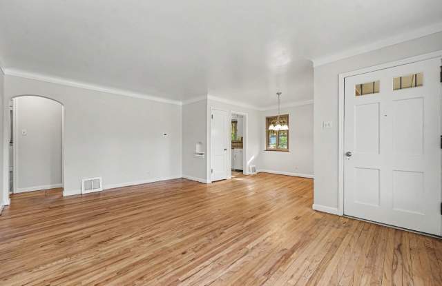 Charming 3-Bedroom Home with Large Fenced Yard & Detached Garage Gallery 4