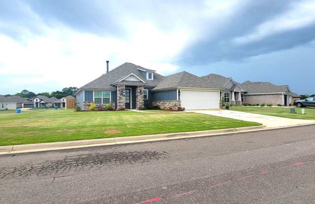 BEAUTIFUL 4 Bedroom 2 Bath Home in the Desirable Hedgefield subdivision in Prattville. Gallery 3