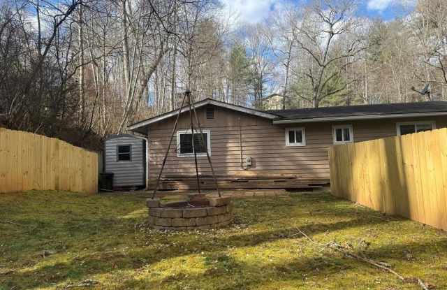 128 Woodland Hills Dr. - 128 Woodland Hills Drive, Franklin, NC 28734