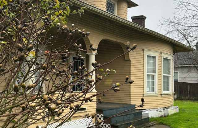 Historic three-bedroom bungalow in Kelso - 800 South 4th Avenue, Kelso, WA 98626