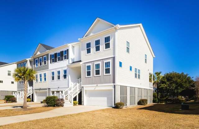 Vacant 10/23. Awesome 3 BR/2.5 BA END UNIT Townhome in Marshview Commons! Gallery 3