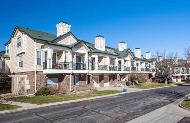 Lovely 3 BED/2 Bath End Unit Condo - Available Early March! Gallery 2