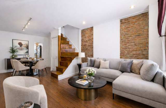 DELIGHTFUL QUEEN VILLAGE TOWNHOUSE. photos photos
