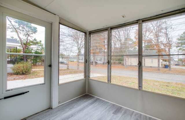 Charming 3BR Ranch Home Minutes from Downtown Smithfield! Gallery 4