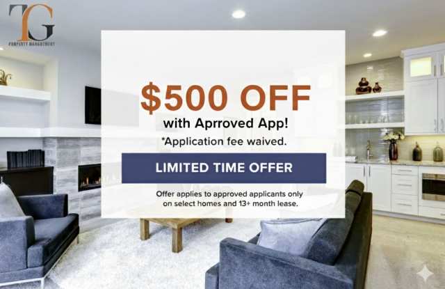 DON'T MISS OUT! Private Owner Spacious 2/1 in Spring Park! W/ Garage. Pet Friendly. Fenced in Yard. Move-in Special - 3958 Hunter Circle, Jacksonville, FL 32207