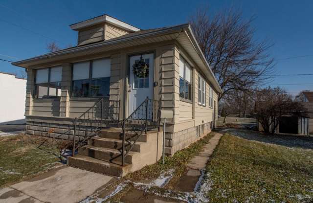 Downtown Lake Geneva Getaway Near Beach & Dining – Available for Monthly & Mid-Term Rentals Gallery 1
