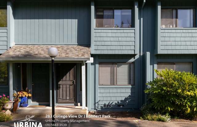 Two Bedroom Townhouse with Private Patio and Community Pool Gallery 1