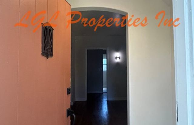 2787 19th Street 95818. Land Park 2 Bedroom 1 Bath On Tree Lined Street @ Markham & Land Park Dr. Gallery 4