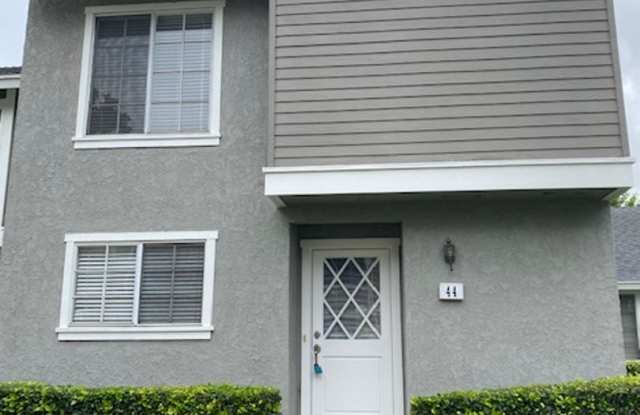 Charming End-Unit Townhome in Highly Desirable Woodbridge! Gallery 1