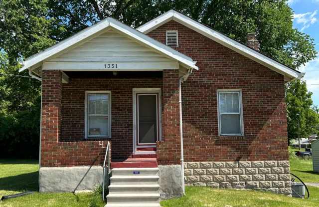 Charming 2-Bedroom Home with Spacious Yard in Dellwood! photos photos