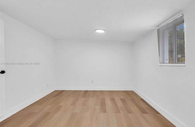 470 NE 165th St Gallery 2
