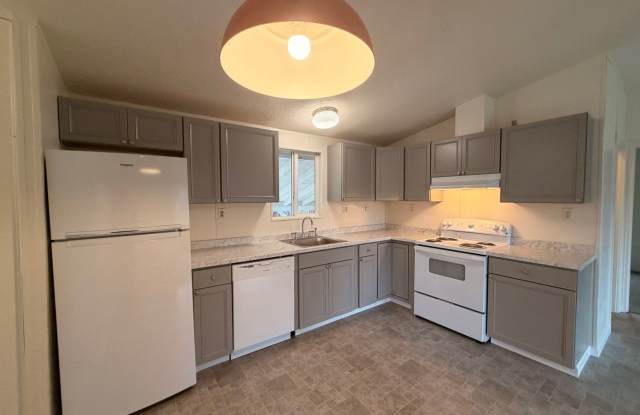 ~Great Updated 3 Bedroom Home in Green~ Gallery 4