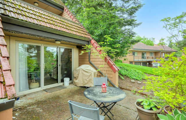 Lovely 2 Bedroom/1.5 Bath Mt Park Condo w/ Garage - 107 Oswego Summit, Lake Oswego, OR 97035