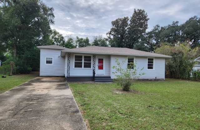 205 Henry Street Pensacola, FL 32507 MOVE IN SPECIAL: HALF OFF first full month of rent!!! photos photos