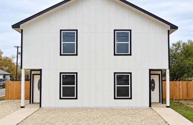 1402 W HUTCHINS PL Gallery 1