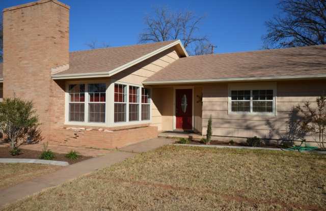 Large, beautiful home in College Hills AVAILABLE NOW! - 2518 Oxford Avenue, San Angelo, TX 76904