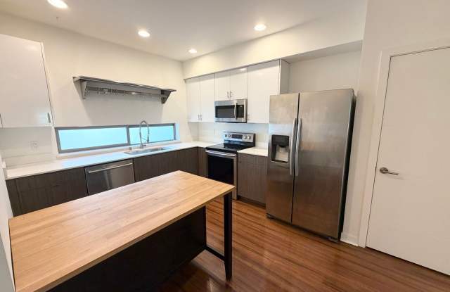 Modern Contemporary Townhome just one block from the Light Rail! Gallery 4