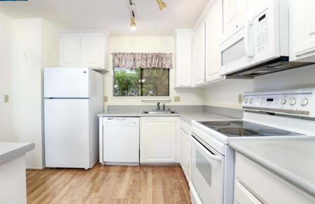 3 bedroom 2.5 bathroom townhome w/ 1 car garage in desirable Pleasant Hill neighborhood. photos photos