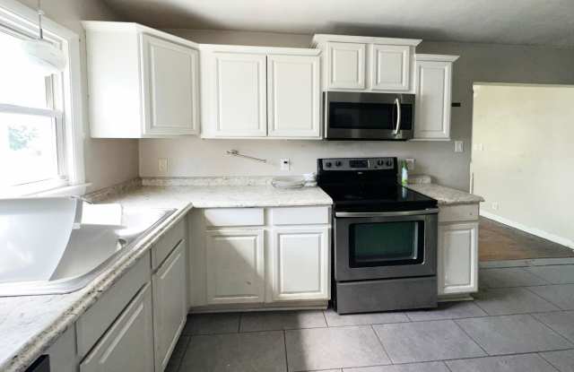 COMING SOON-Lovely Vintage 4 BR Home Near Castlewood Park! Off-Street Parking, Dogs Ok! Gallery 3