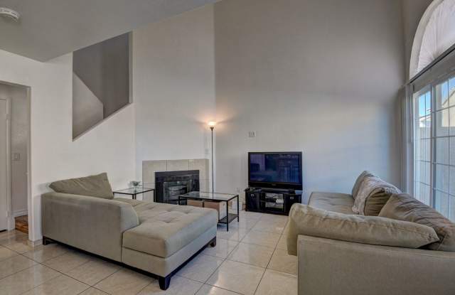 Townhouse with 2 Bedroom, 2 Bath and a 2 Car Garage! Gallery 4